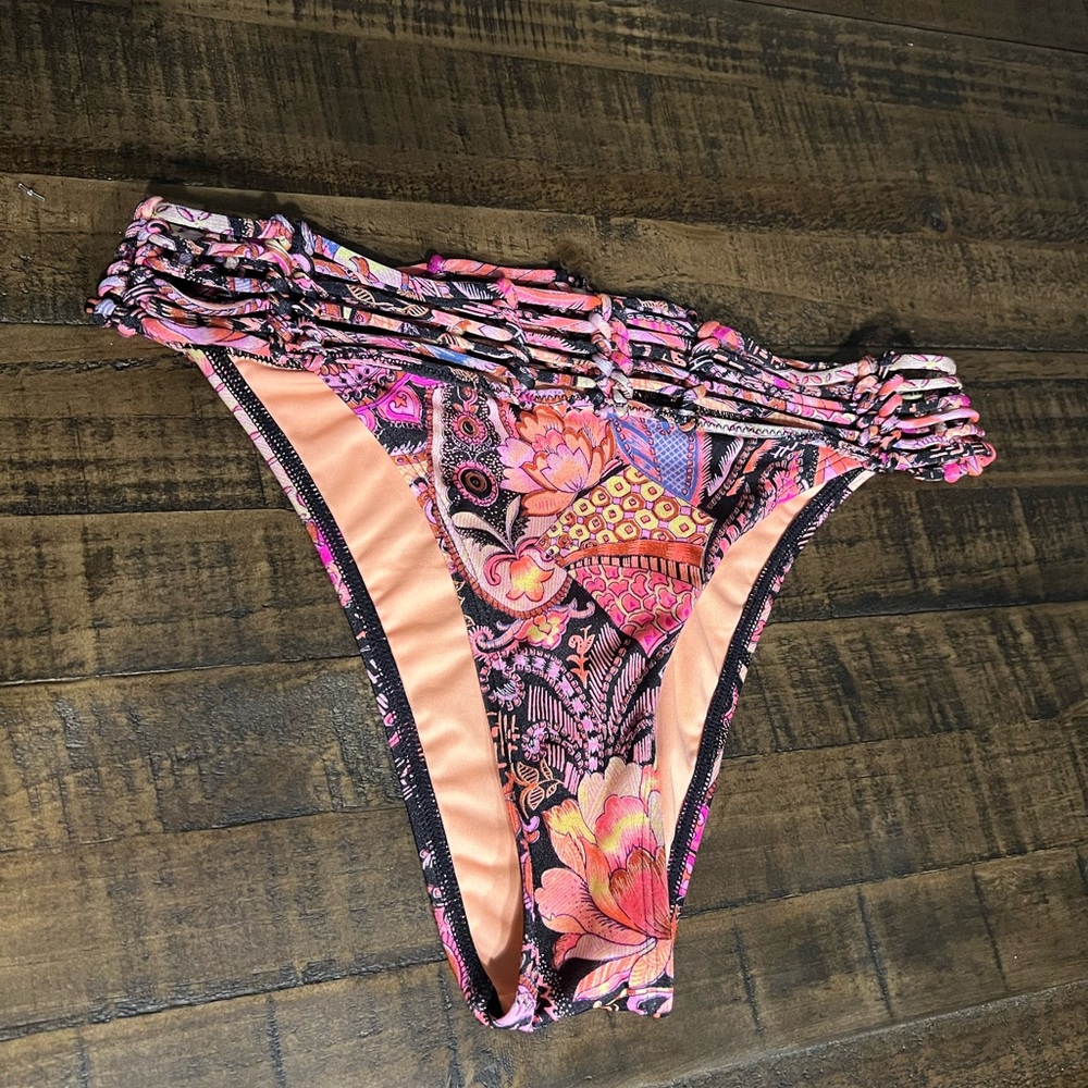 Victoria’s Secret swimsuit, bikini bottoms, size medium in great condition
